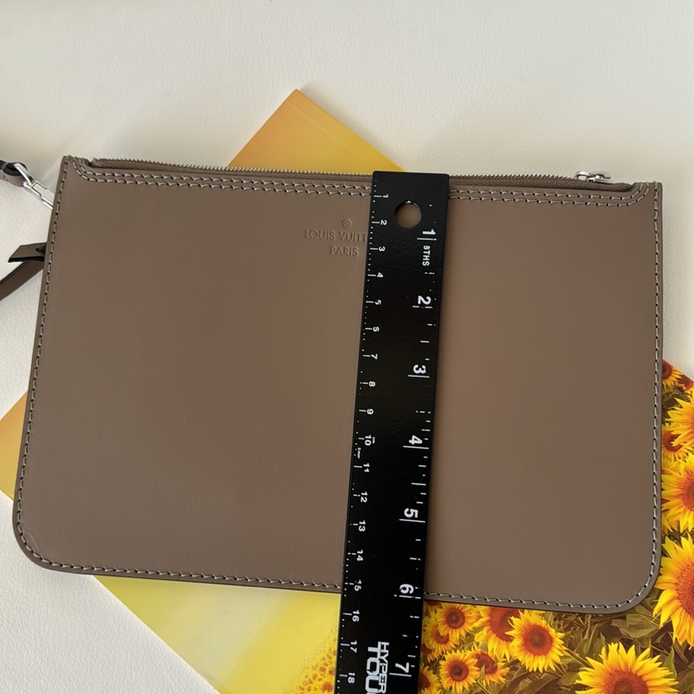 Louis Vuitton Marina Hina Pouch *LIKE NEW* in Excellent Condition - Picture 16 of 16